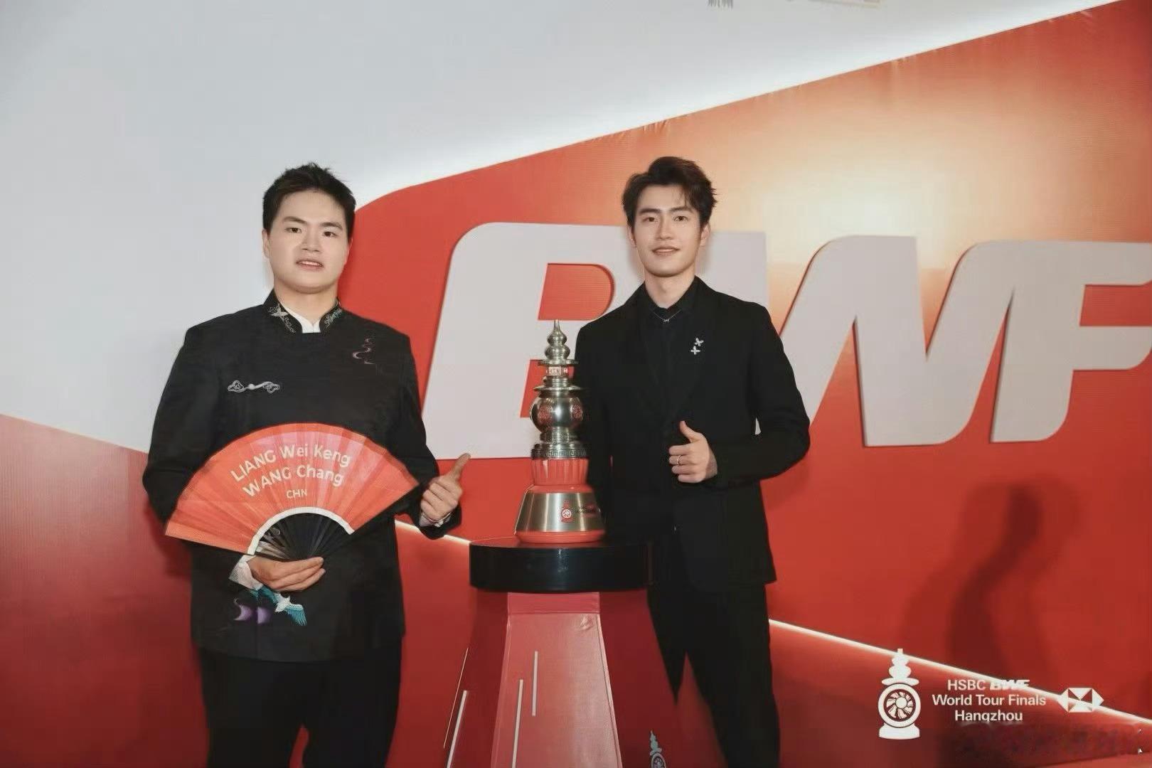 羽联总决赛颁奖典礼不知道的还以为是什么终成眷属的合照🥹梁王亮相总决赛晚宴