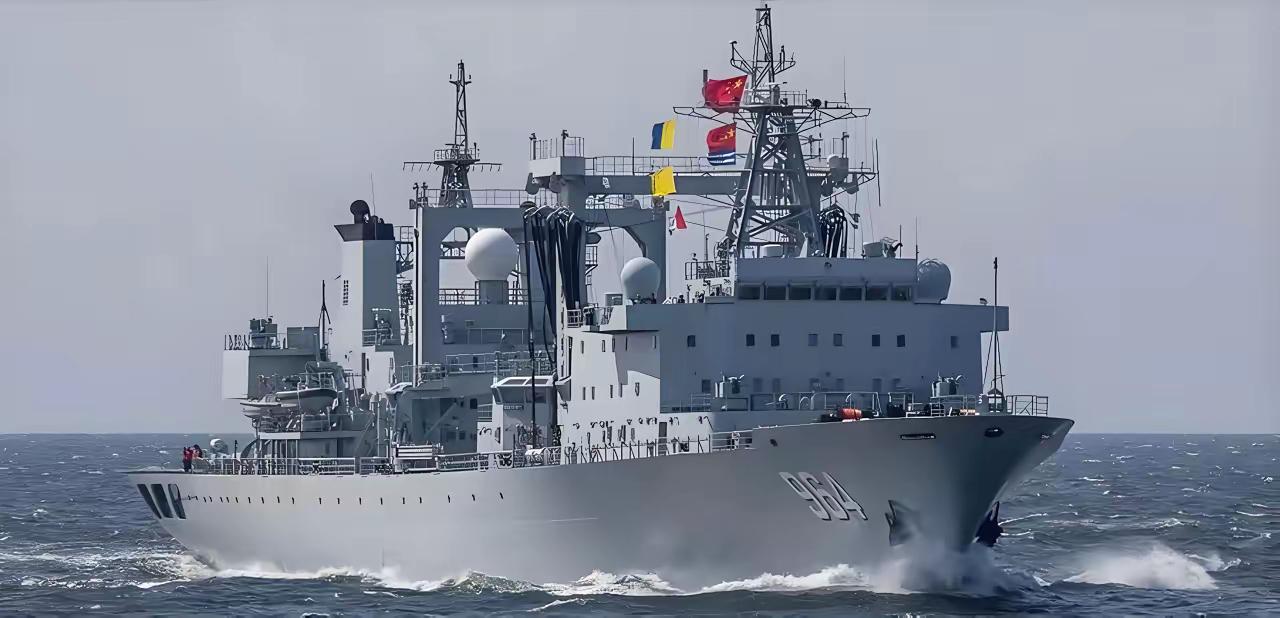 4月10日，经外媒卫星图像证实，我国正在建造全球最大综合补给舰。该舰长度达2