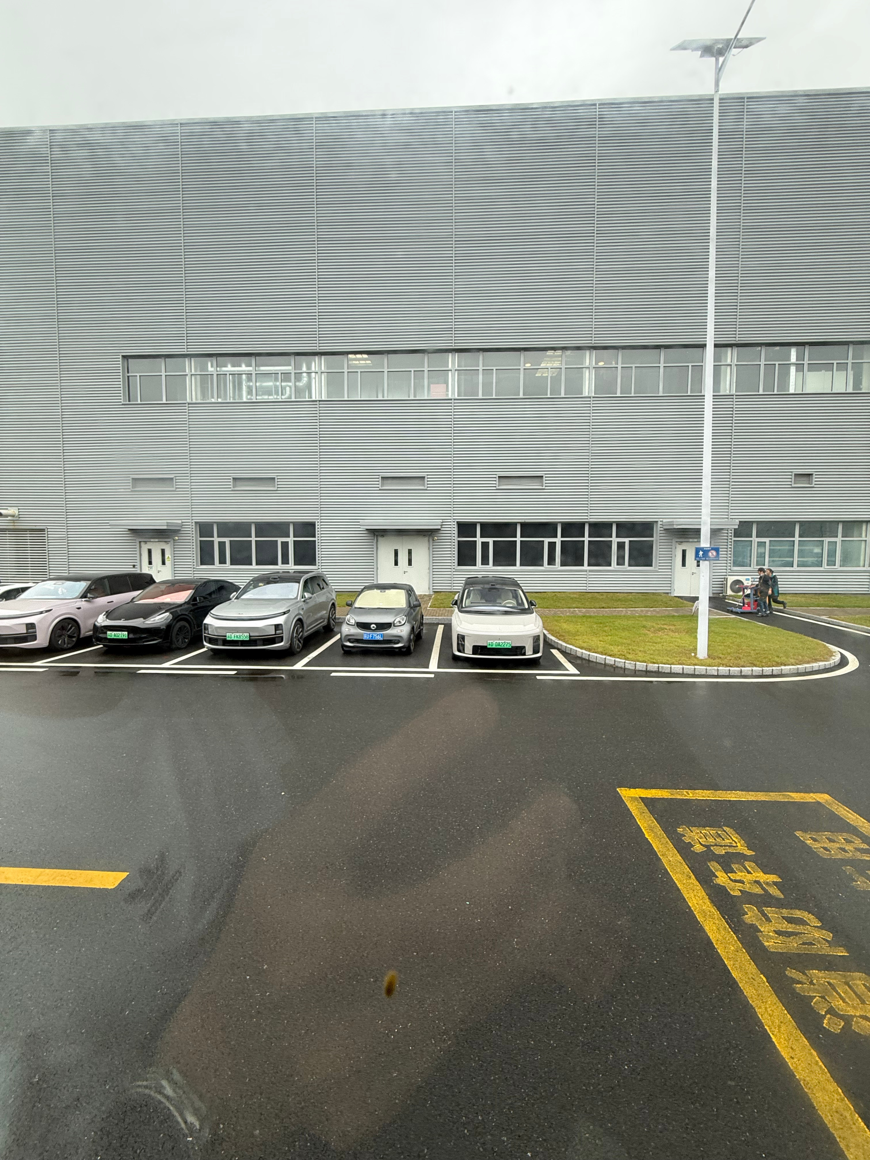 来工厂给大家打螺丝了！是看！i8产线真不错，作为理想i8车主，看完之后安心度加