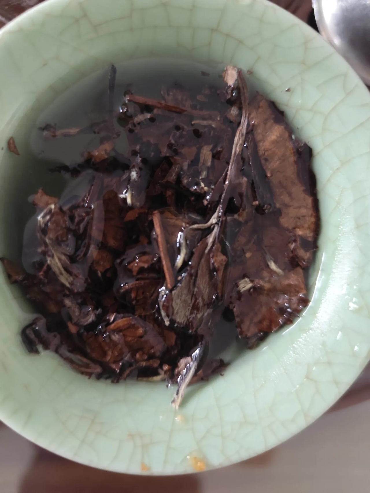 福建朋友送的白茶，没想到味道这么好，香，绵软，醇美，喝一杯，五脏六腑都觉得舒坦。