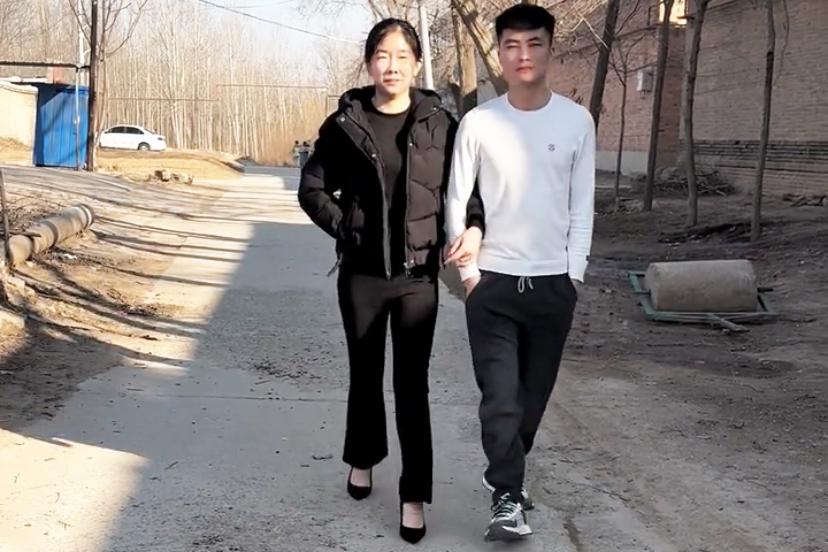 51岁离婚女人有多惨？昨天在村里的饭局上听人聊起个事，说本村那个离婚两年的张