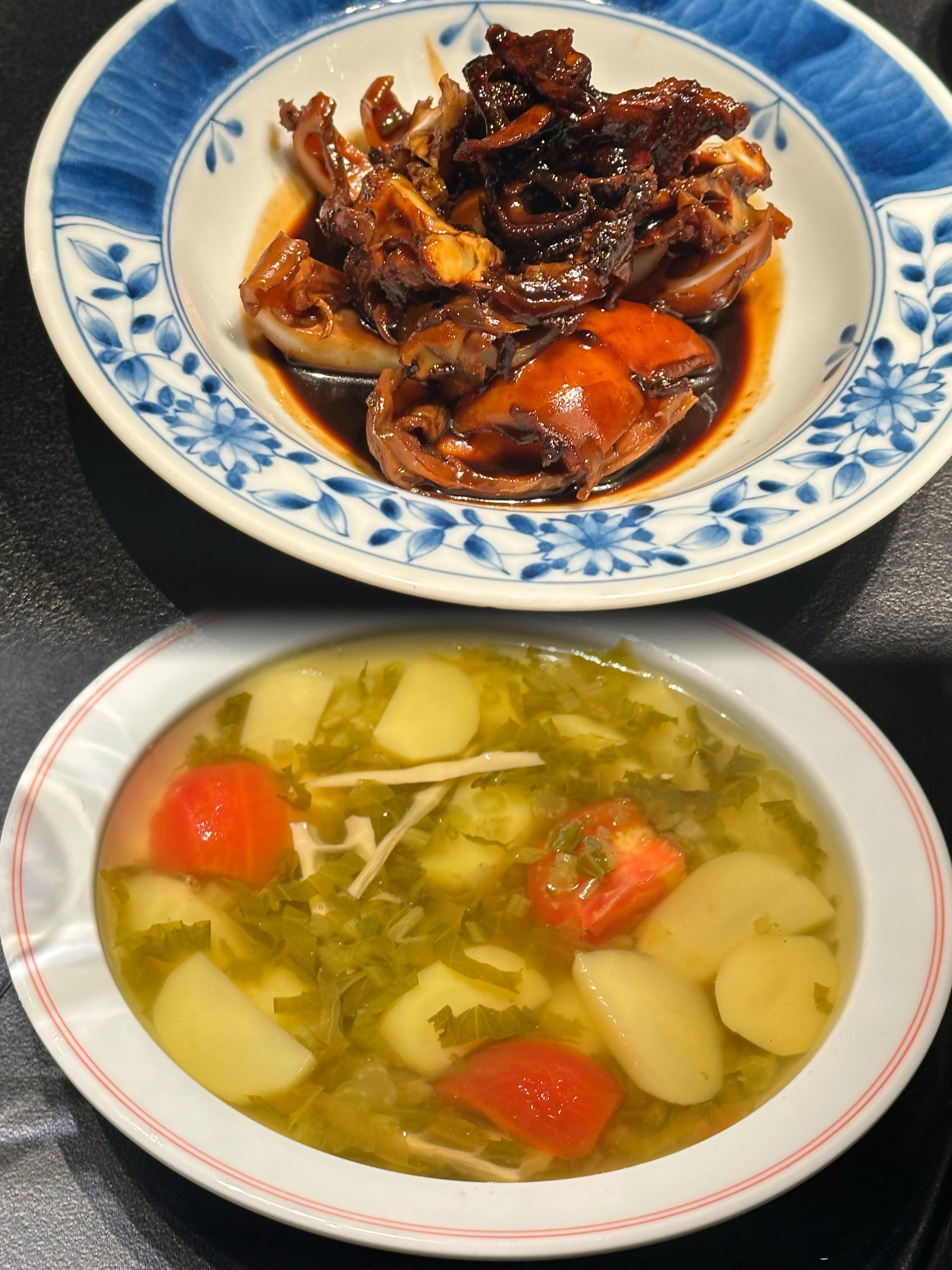 📍老弟兄海鲜排档每一道都用心打磨的家常美味。看到桌上几只冷菜，墨鱼大㸆、老