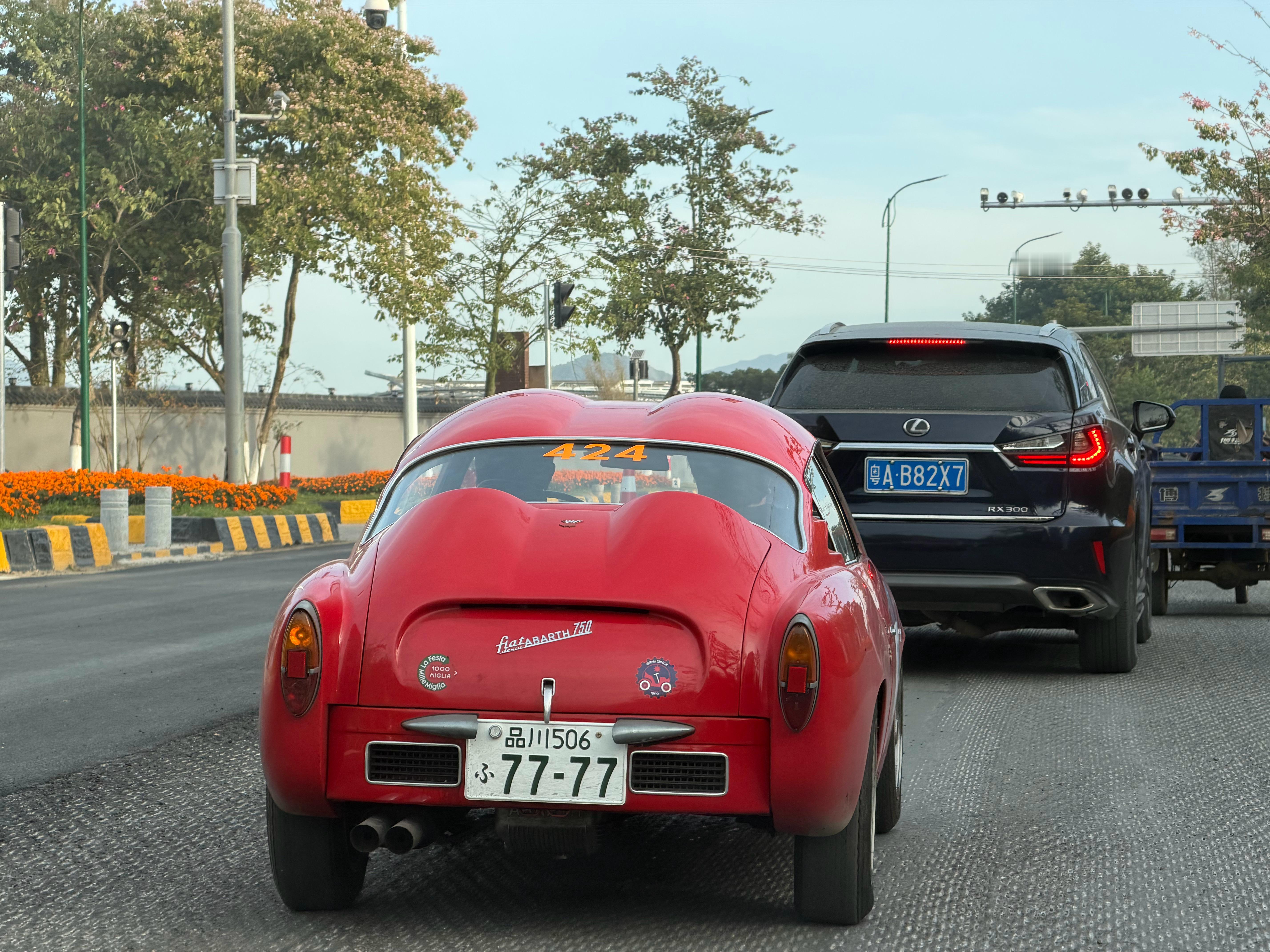 在广州从化追上了法拉利Enzo的设计师奥山清行先生他驾驶的是1956年的