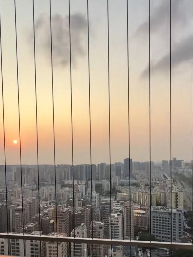 宝安大仟里宏发qcc89平3房625万成交，单价7万。刚看了下高峰价，当时确实