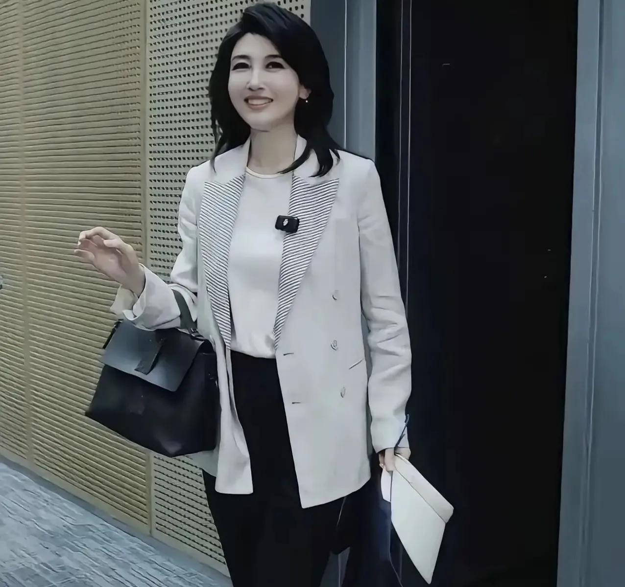 央视最美主持人李红，年过五旬不显老，下班照曝光比荧幕里还精致说实话，见到李红本