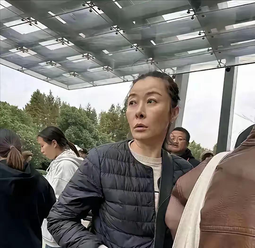 是同一个人吗？反差真大。这种反差，有岁月的痕迹，有场景的差别，有化妆的效果，还有