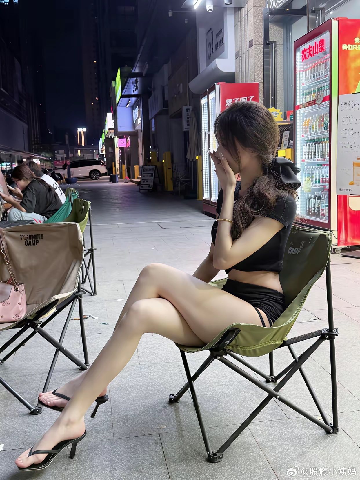 昨晚一起宵夜的小妹妹这身材和皮肤也太好了吧
