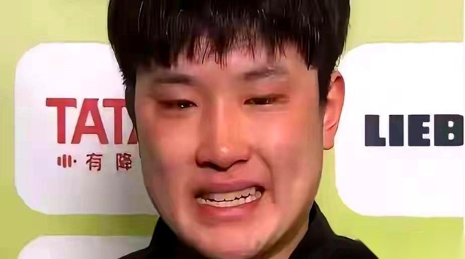 对着一个已经退役的前辈,一个纯粹为了热爱才继续打球的老将,赢了球之后,嘶吼庆祝。