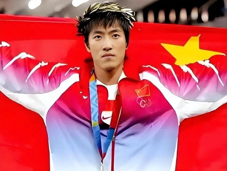 42岁的刘翔，又签了一份汽车代言。退役9年了。桌上还摆着耐克的终身合同，每年