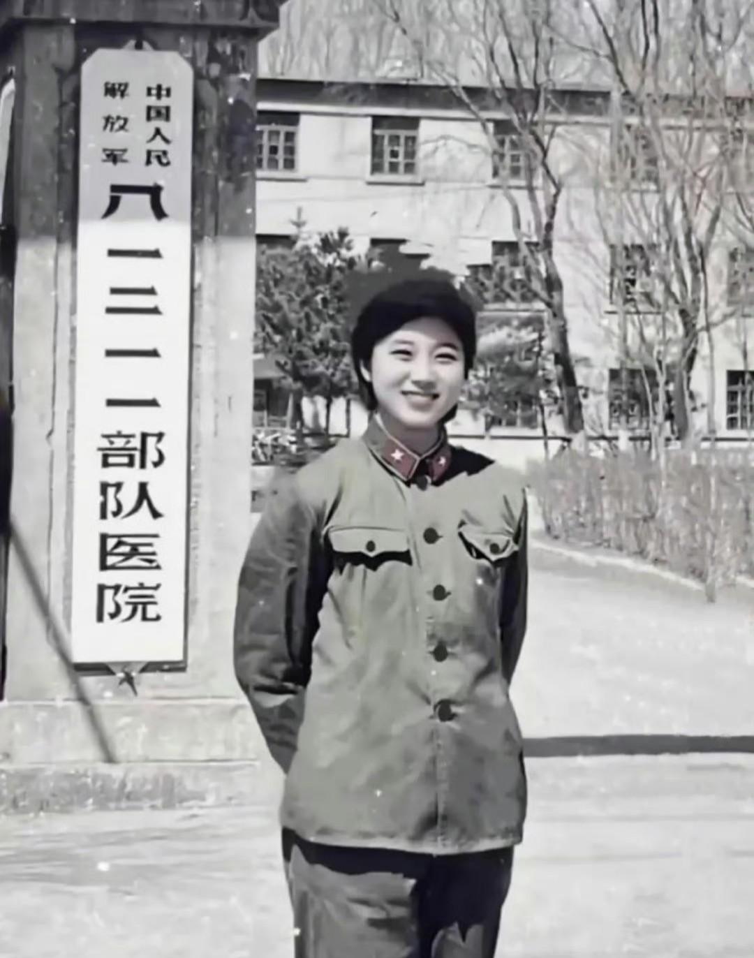 老照片里的女孩笑容清澈，长相可人。图上看这位美女好像是部队医院的一名女兵。那