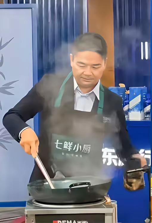 救命！东哥直播炒菜居然这么有梗！一边手抖着炒糖色，一边嘴不停：紧张得像贾国龙第一