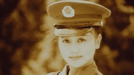 1994年，徐锦江到云南拍戏，看到一位路过的女兵，怦然心动，他跑上前对女兵说：“