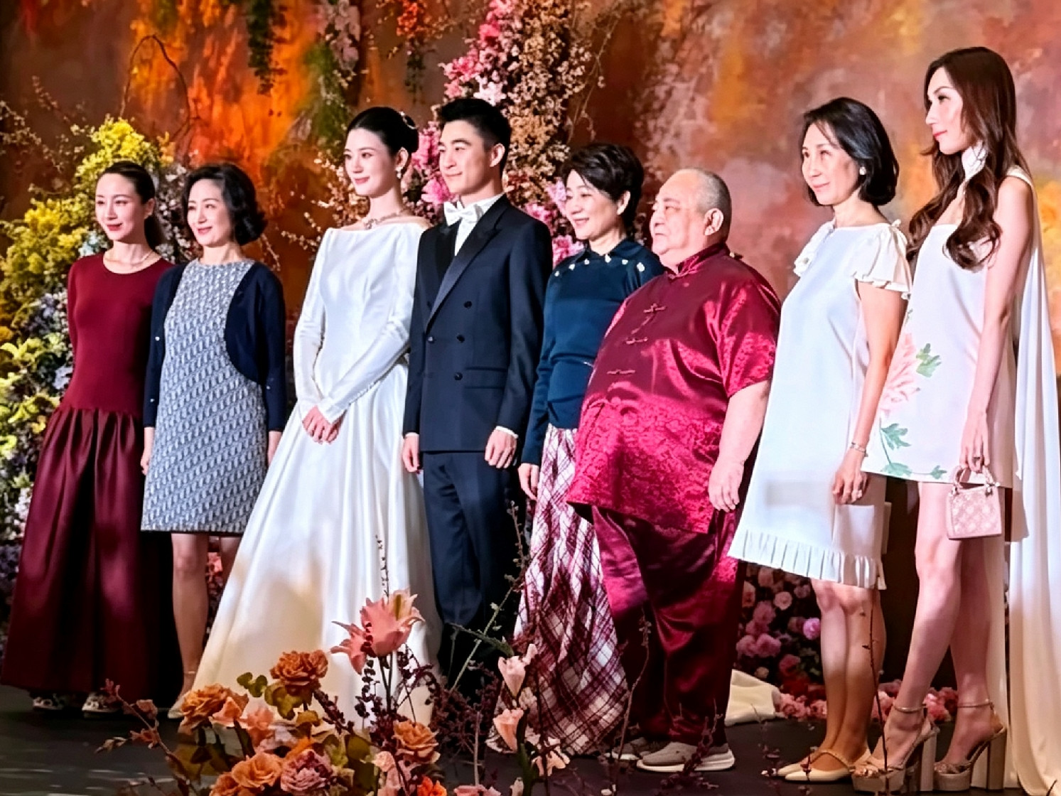 赌王大房女儿何超雄，现身奚梦瑶何猷君答谢宴！有一说一，大房一向低调，能让何超雄到场，说明她和四太的关