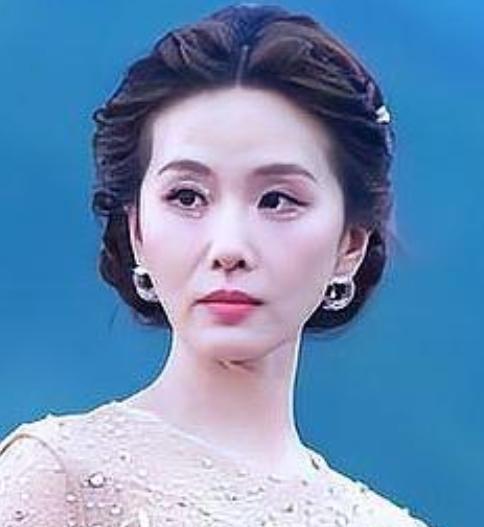 5月29日，赵今麦在VOGUE“山谷假日”活动中身着意大利品牌DiPetsa