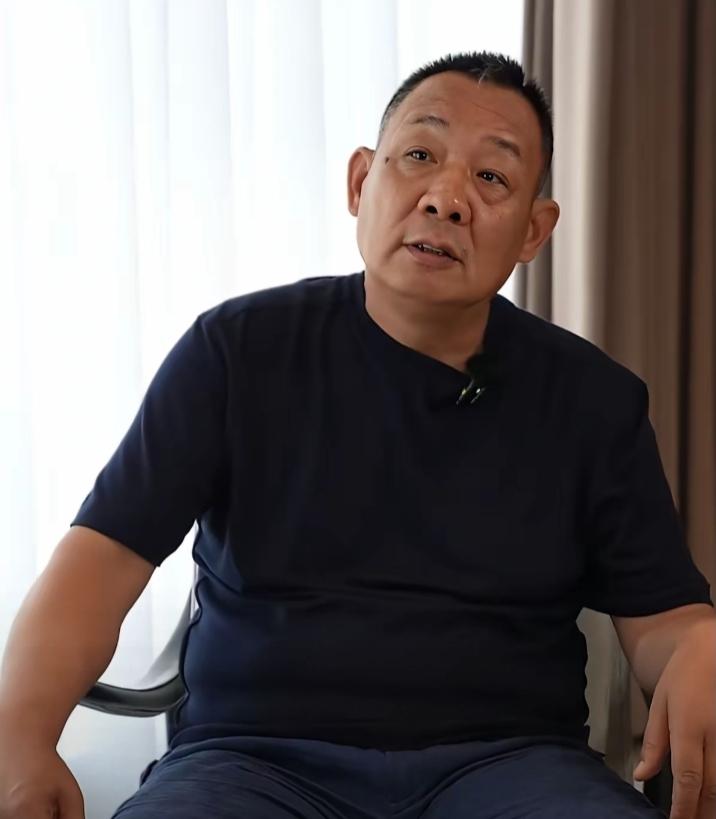于东来，60岁，出生河南省许昌市，河南胖东来商贸集团董事长。于东来面容朴实，