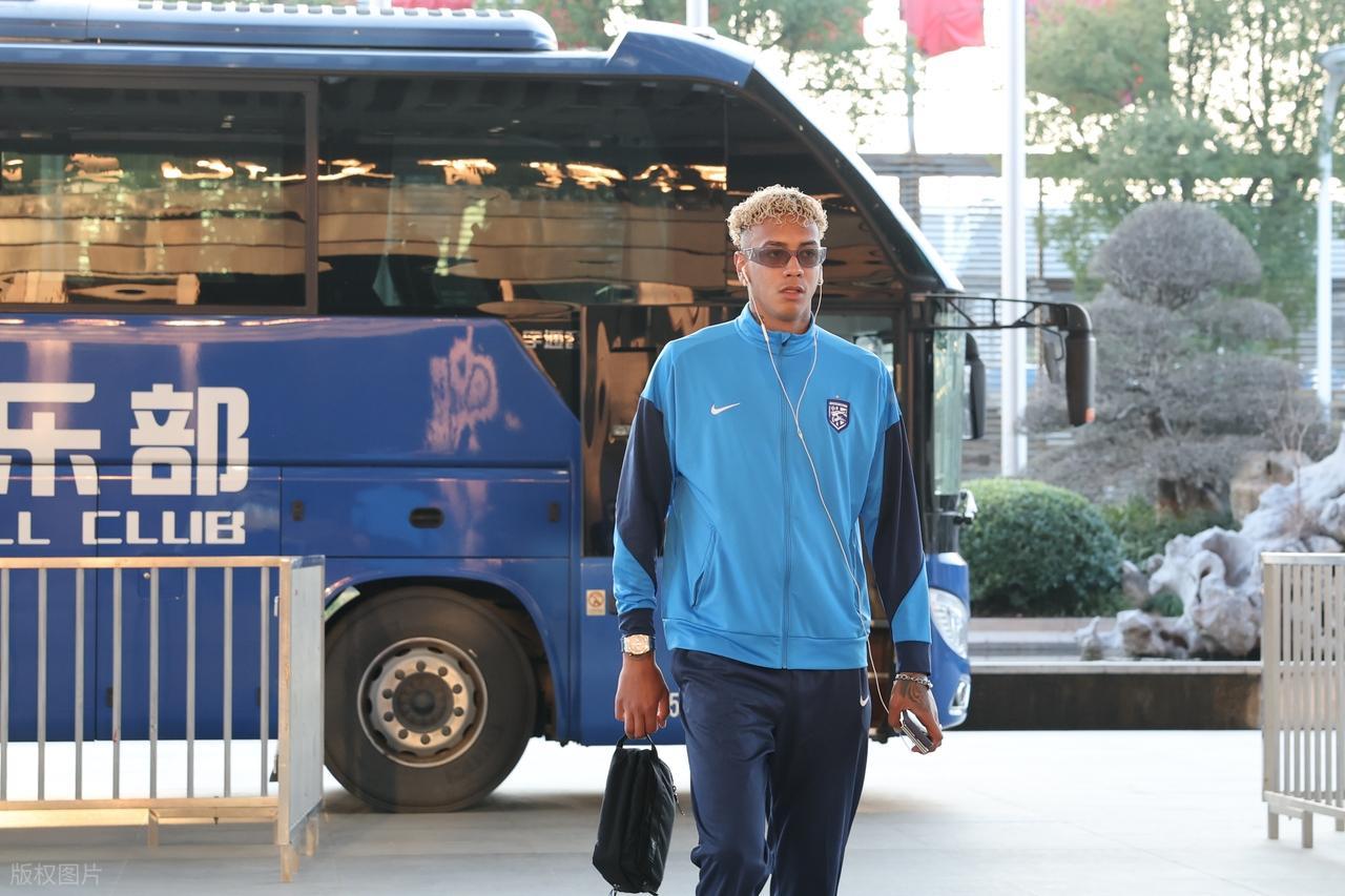 武汉球迷太幸福了！一场大胜迎来了“西蒙尼”和“亚马尔”……武汉三镇三叉戟威力