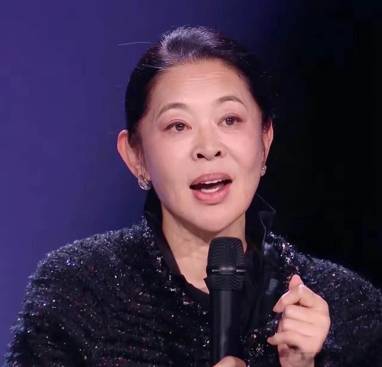 我宣布，浪姐第一场最该“下课”的，不是阚清子，也不是代斯，而是评委倪萍。不知道节