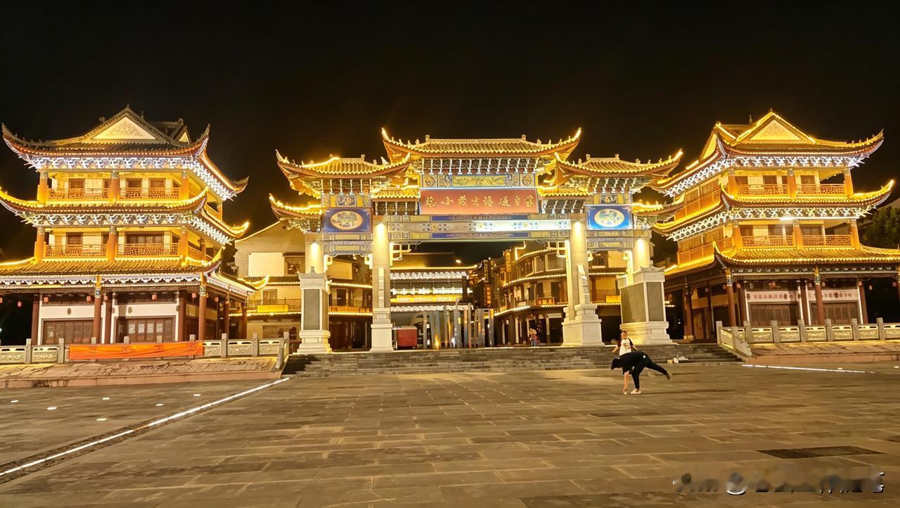 这次在文山坐车，难得让这段时间被交通问题搞郁闷的我舒心了很多。那天从砚山到文山