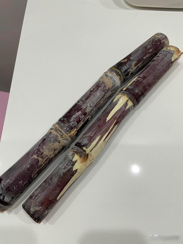 当医生的朋友告诉我，冬天的甘蔗一定要炖着吃。这话可说到我心坎里了。我打小就爱