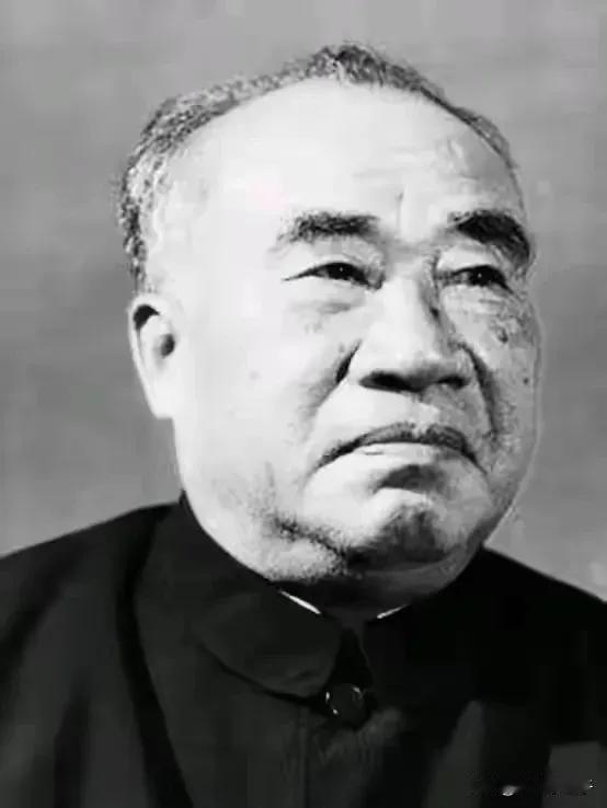 著名摄影师侯波，解放后曾经有相当长一段时间住在中南海里，专门为党和国家领导人拍照
