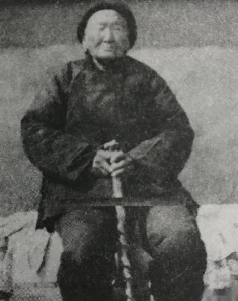1941年，一位老妇人请“汉奸”侄子吃饭，突然压低声音道“孩子，给我弄300发子