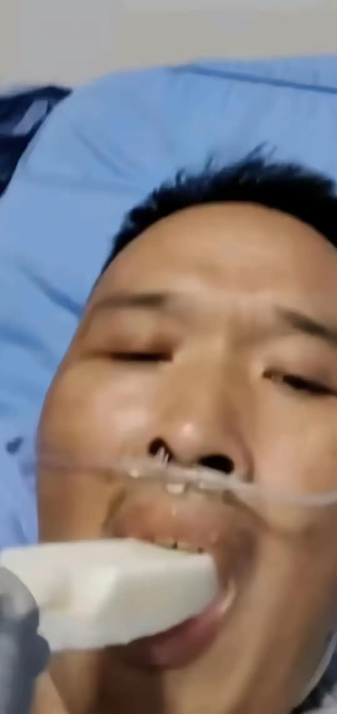 泪目！北京某三甲医院肿瘤科，一位化疗后的中年男人突然想吃雪糕，吵着不让人劝，妻子