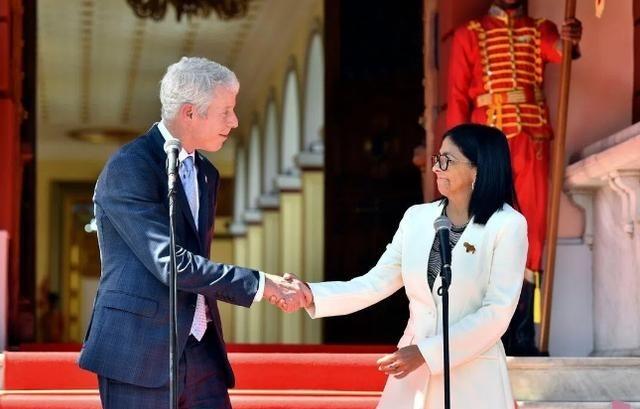 委内瑞拉给了中国一个说法。委内瑞拉把650亿桶石油开采权交给美国后，终于给最大债