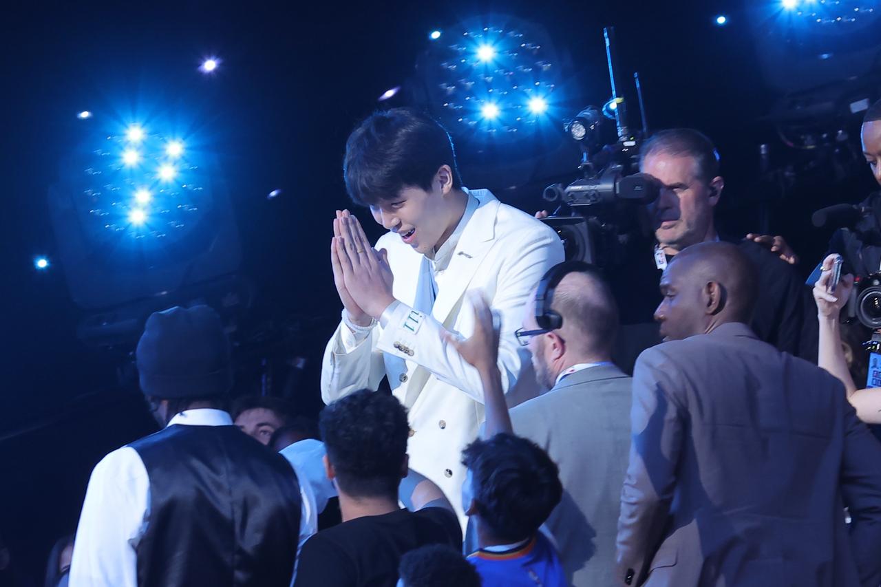 杨瀚森当选NBA16号秀，双手合十致谢经纪人里奇·保罗，高情商回应征服美媒！