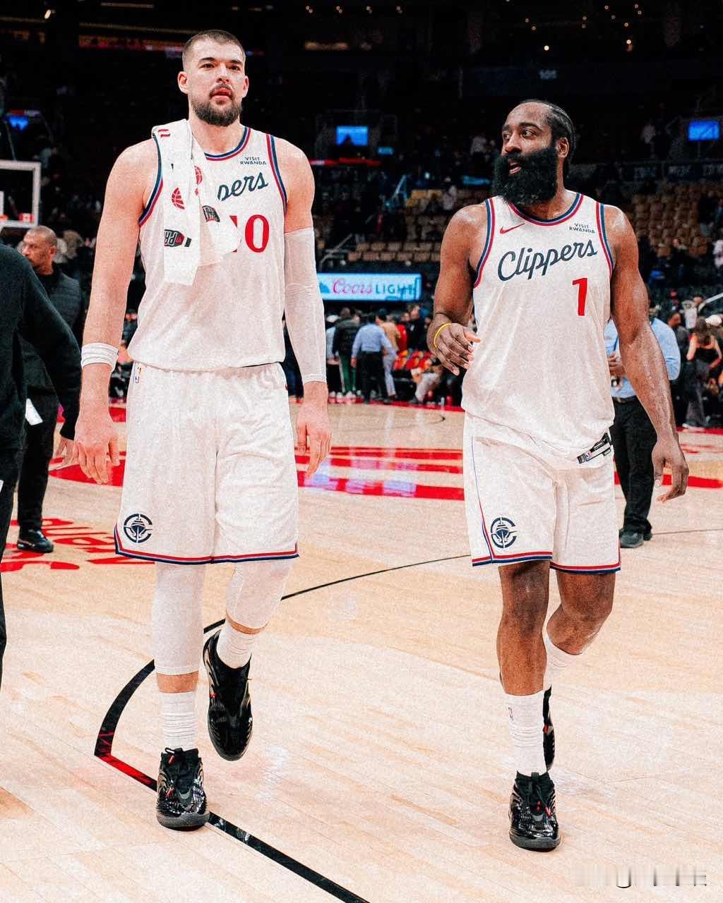 我要是哈登我都想给祖巴茨一脚，下半场打开电视机就看到祖巴茨在跟裁判抱怨不回防，让