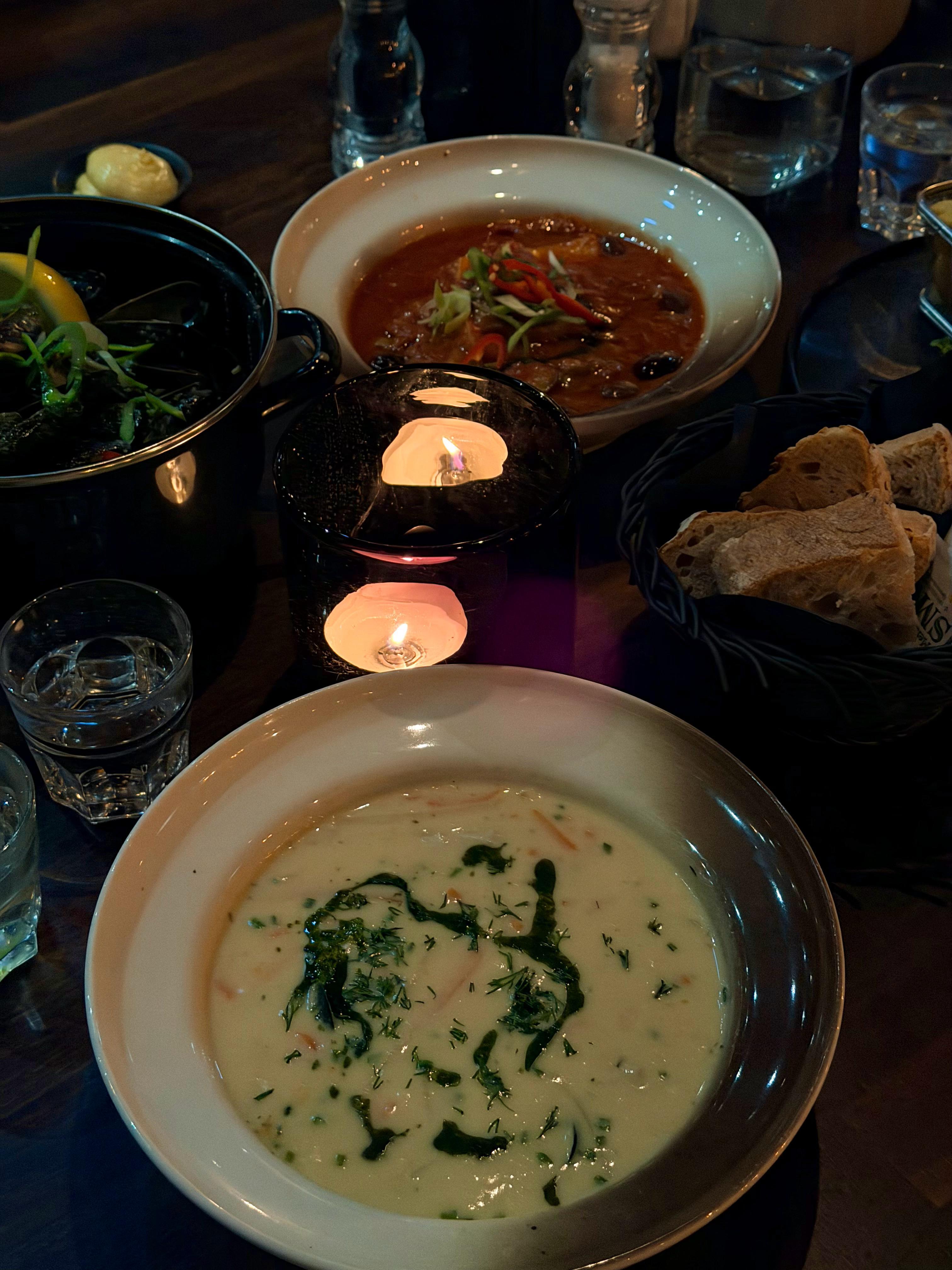 好天气在冬天的挪威并不常见，所以真的好幸运呀！日出日落，朝朝暮暮🧡这里的日照特