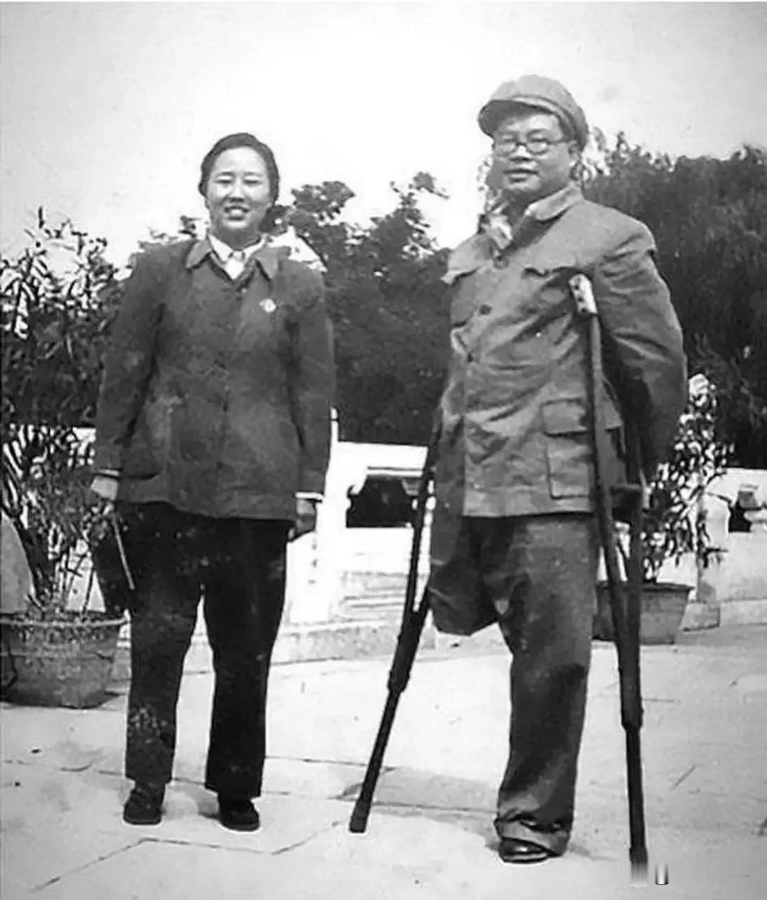 独腿将军与负重女红军，长征路上一对生死夫妻他是一条腿走完长征的将军，她是长