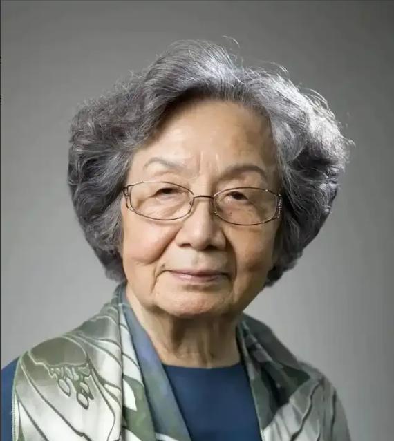 2024年，叶嘉莹去世享年100岁。95岁的时候把积蓄3568万元，捐给了南开大