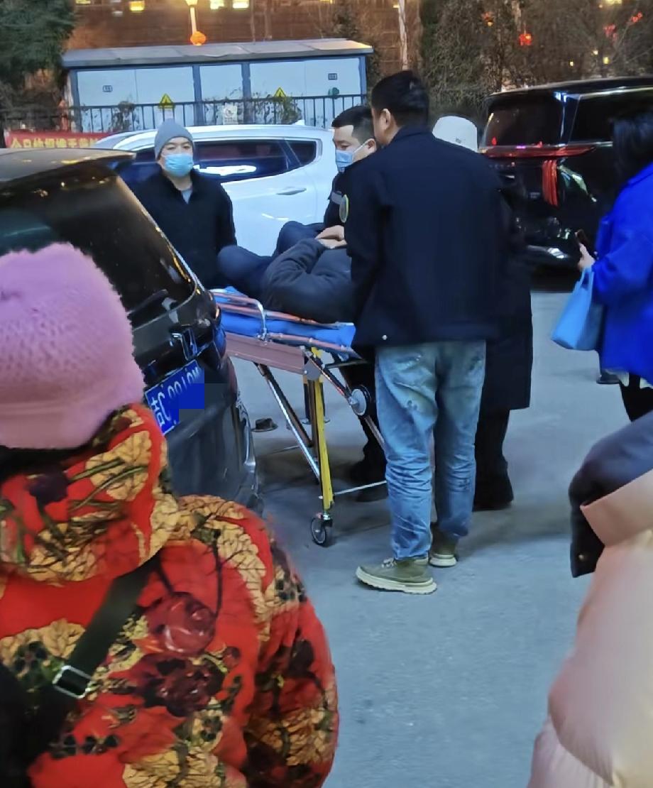 老太太因免费萝卜没拿够，将派发萝卜的人，打进医院!吉林某地，某超市举办活动，免费