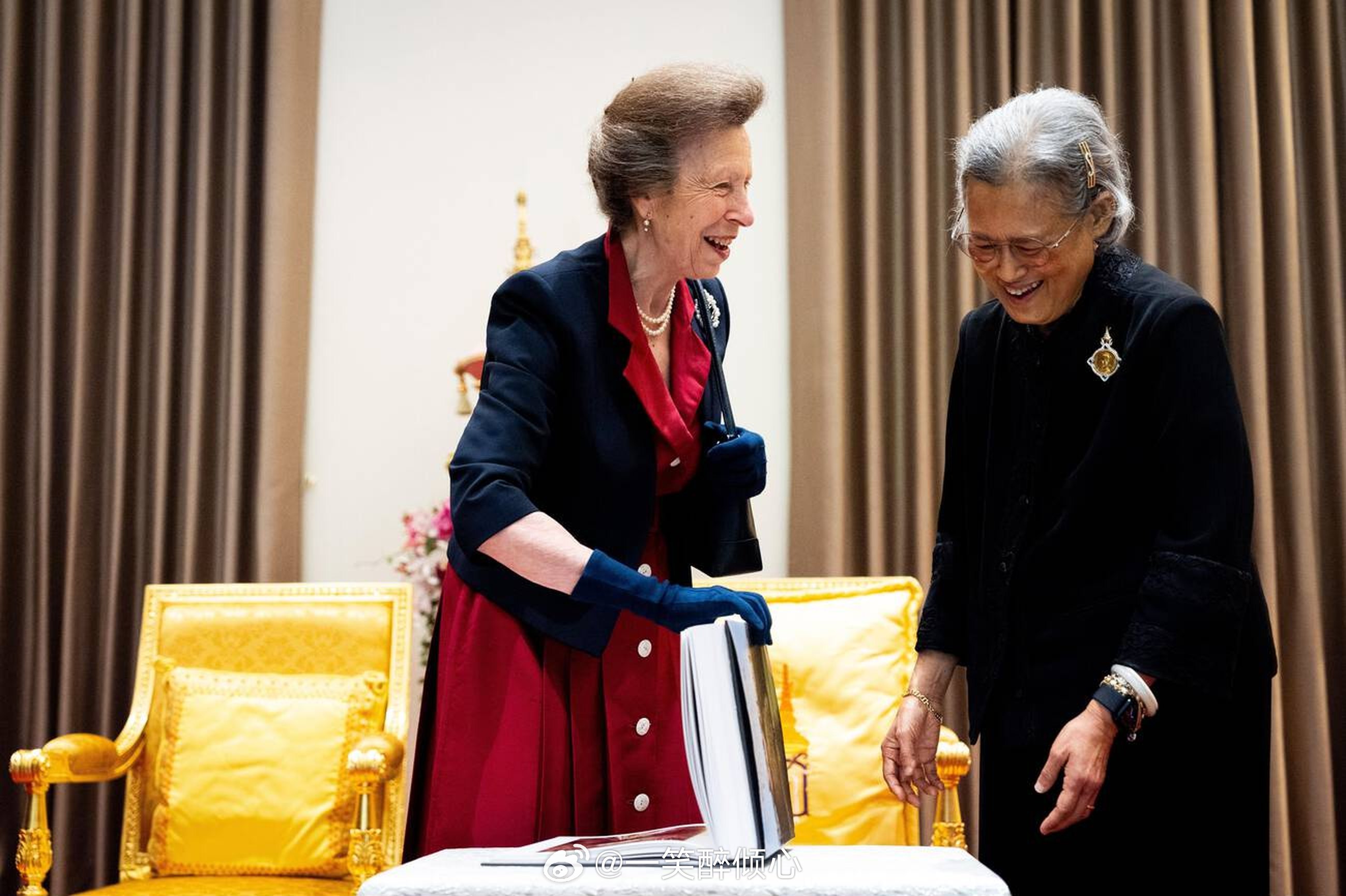 英国王室今天7️⃣5️⃣岁安妮长公主在泰国曼谷的朱拉隆功大学与泰国的7️⃣1