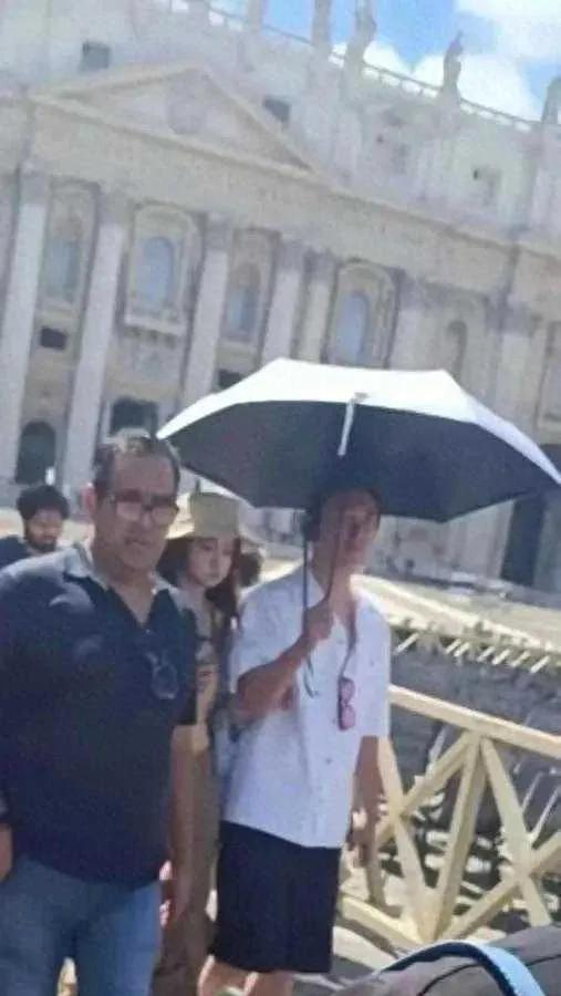 最近，王思聪和懒懒的意大利旅行照引发热议。照片里，王思聪手持雨伞，可伞的倾斜方