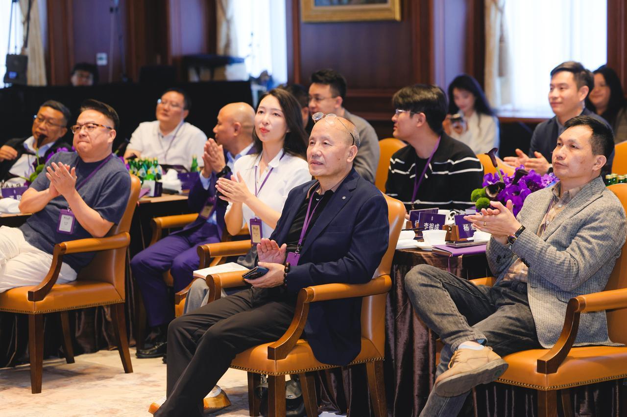 尊界S800不动声色,成了企业家的社交密钥在高端圈层,真正的身份标识从不靠喇叭