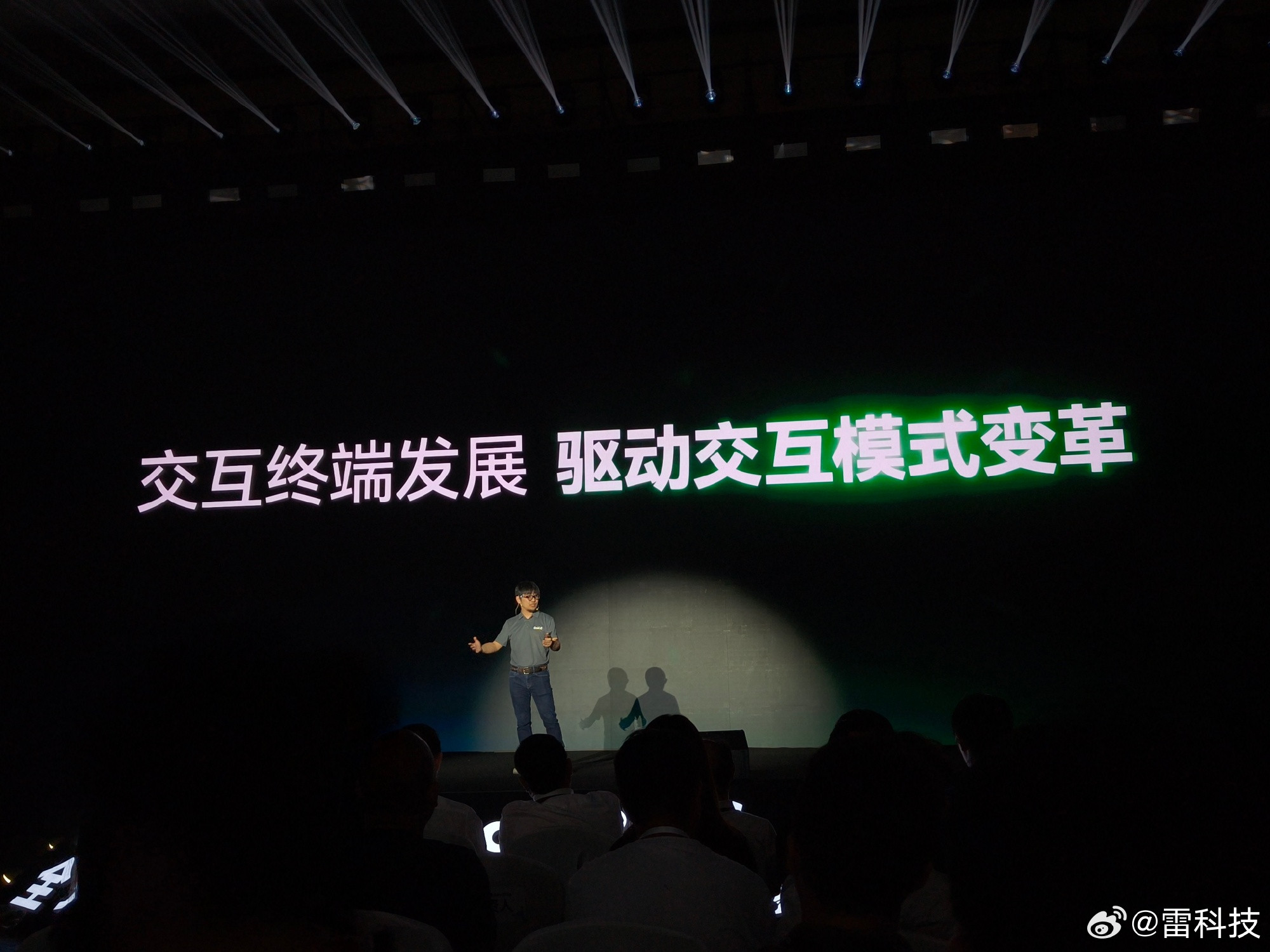 PC有PC的操作系统和交互（GUI、鼠标和键盘），智能手机也有智能手机...