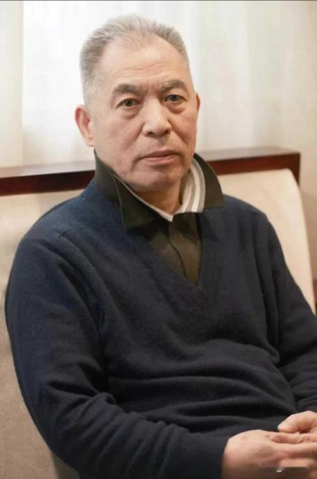 1968年，梁晓声攥着病危通知书冲进病房时，看见小姨林静枯瘦的手正死死抠着床沿。