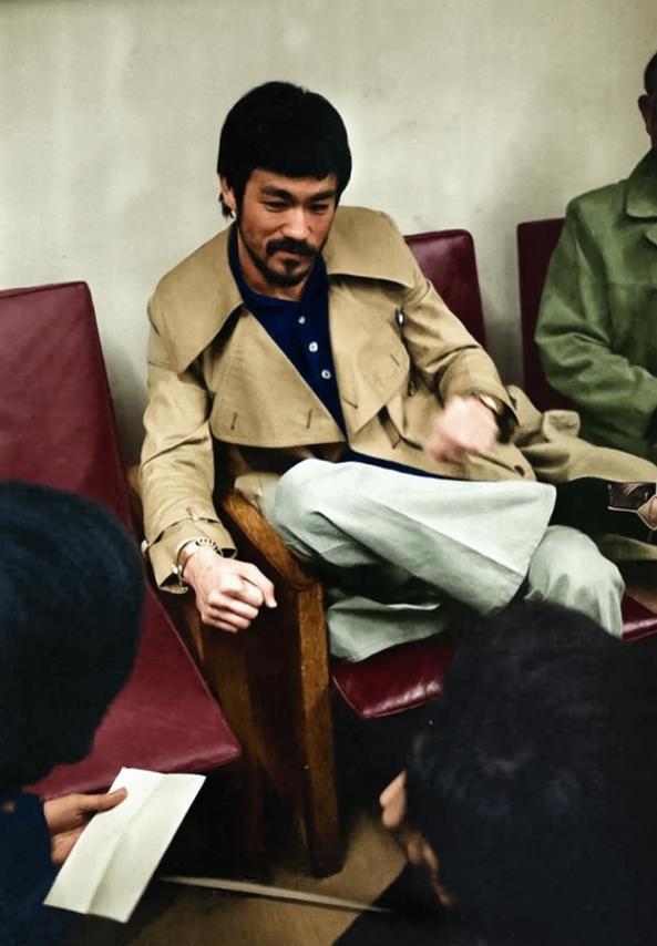 李小龙洽谈电影项目时期的室内座谈场景。李小龙当时留着胡子，准备自导自演一部电影
