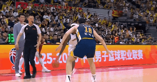 广东男篮外援萨林杰首节没打完就因右腿伤下场，关键还是无对抗受伤，难道萨林杰也跟东