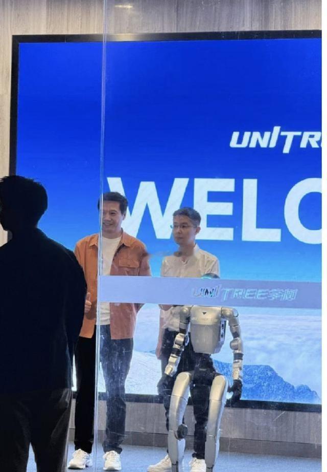 雷军到访宇树深夜的杭州，宇树科技办公楼里还亮着灯。当雷军的身影出现在门口时，不