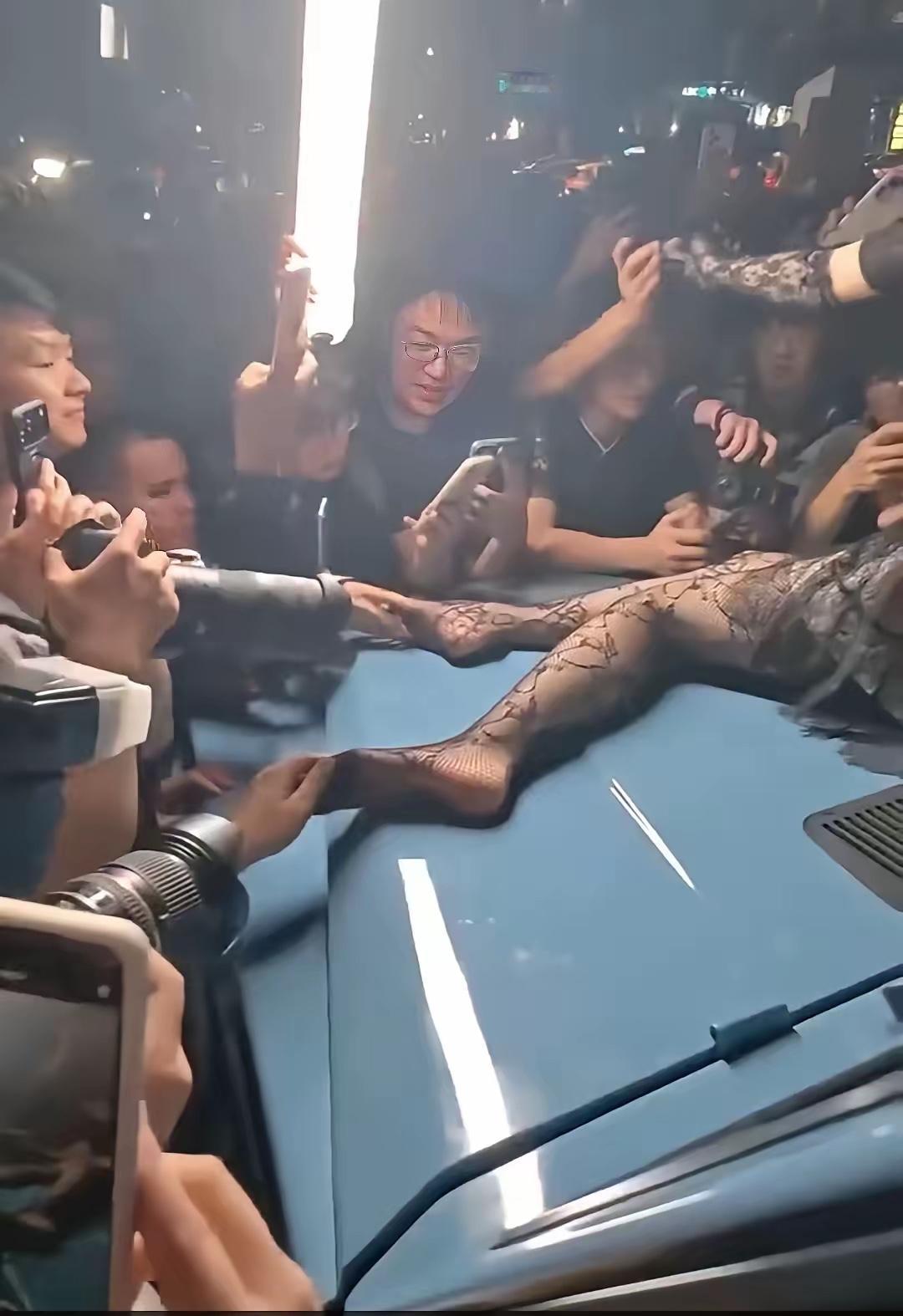漫展擦边摆拍≠可被骚扰！分清是非边界，别让违法者有借口可找实话实说，女生穿丝