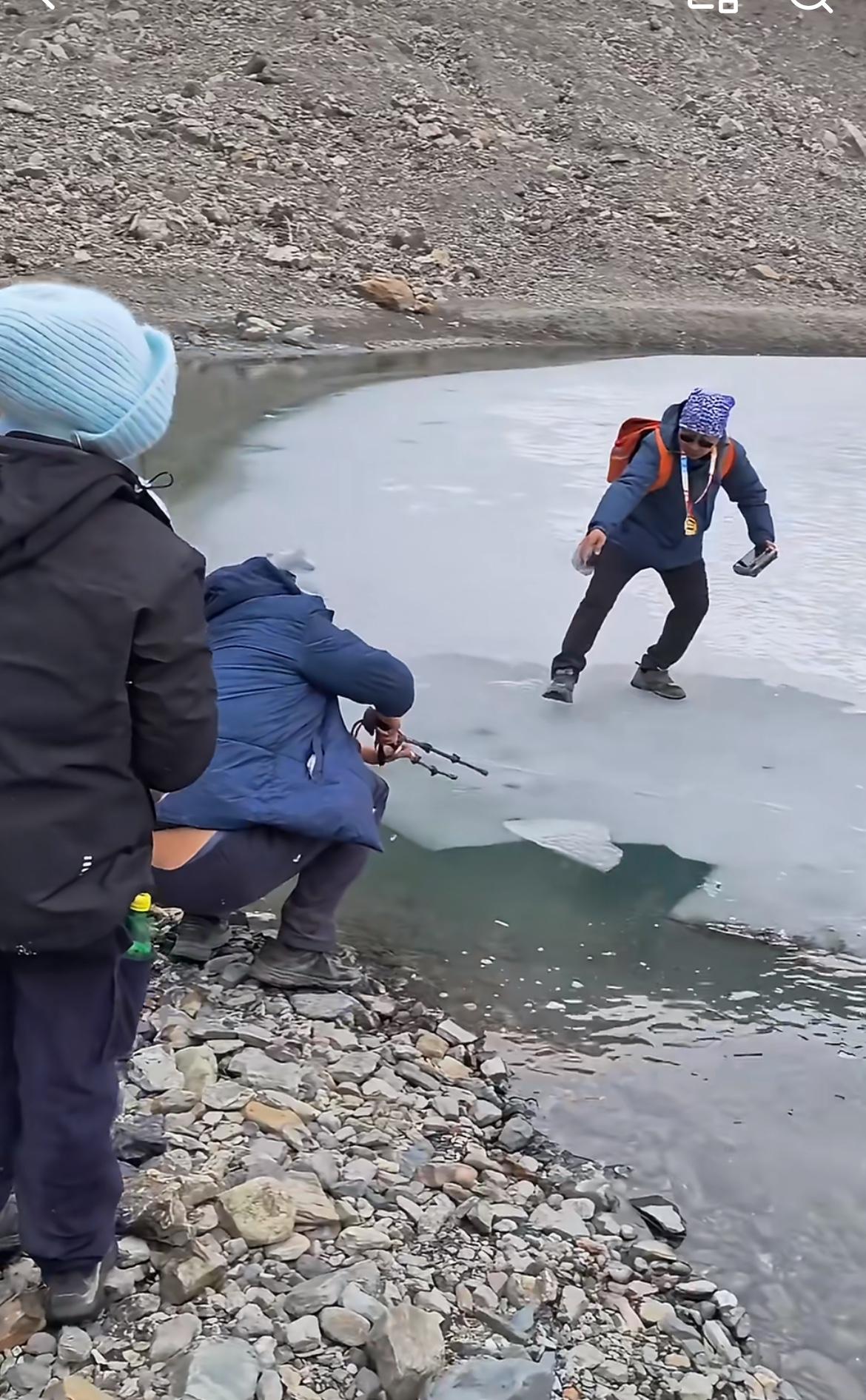 多人不听劝阻，执意爬上梅里雪山下的雨崩湖冰面游玩，差点酿成事故。海拔3800多米