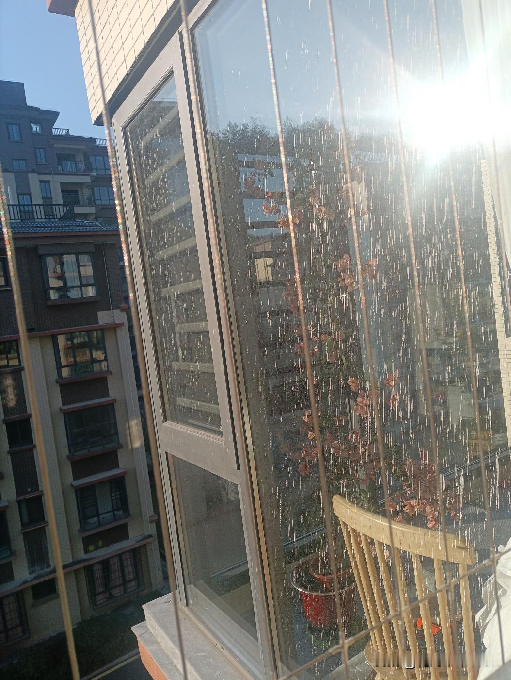 咋搞，断桥窗又爬不出去楼上装修，浆水流到玻璃上，怎么清理才不伤玻璃？