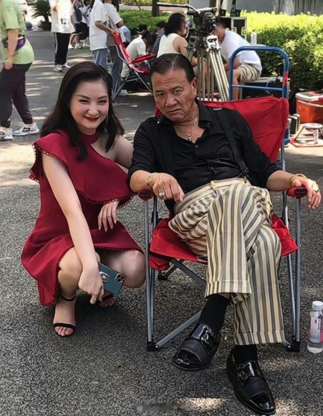 万梓良虽然老了，但身边永远不缺美女。