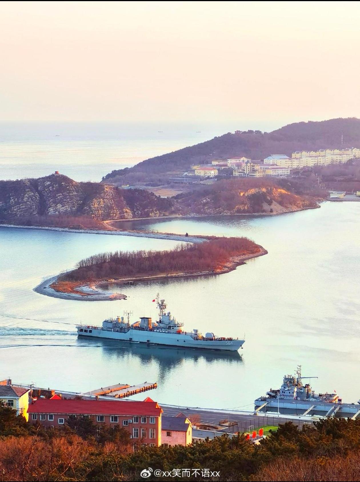 战舰归港，太漂亮了。这是现在归属海军旅顺口基地的053H3G型导弹护卫舰，图中的