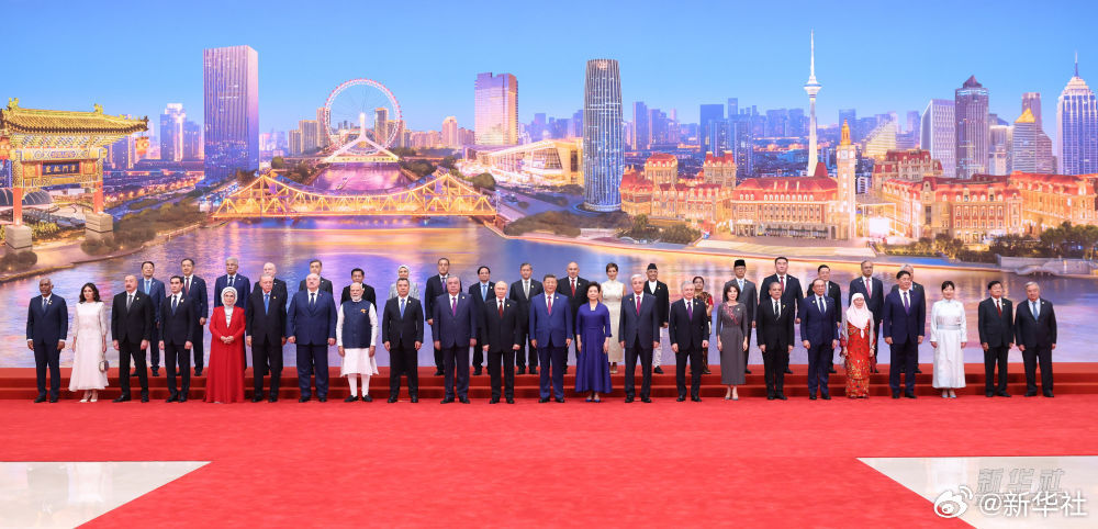 【新华图讯｜#习近平和彭丽媛为出席2025年上海合作组织峰会的国际贵宾举行欢迎宴