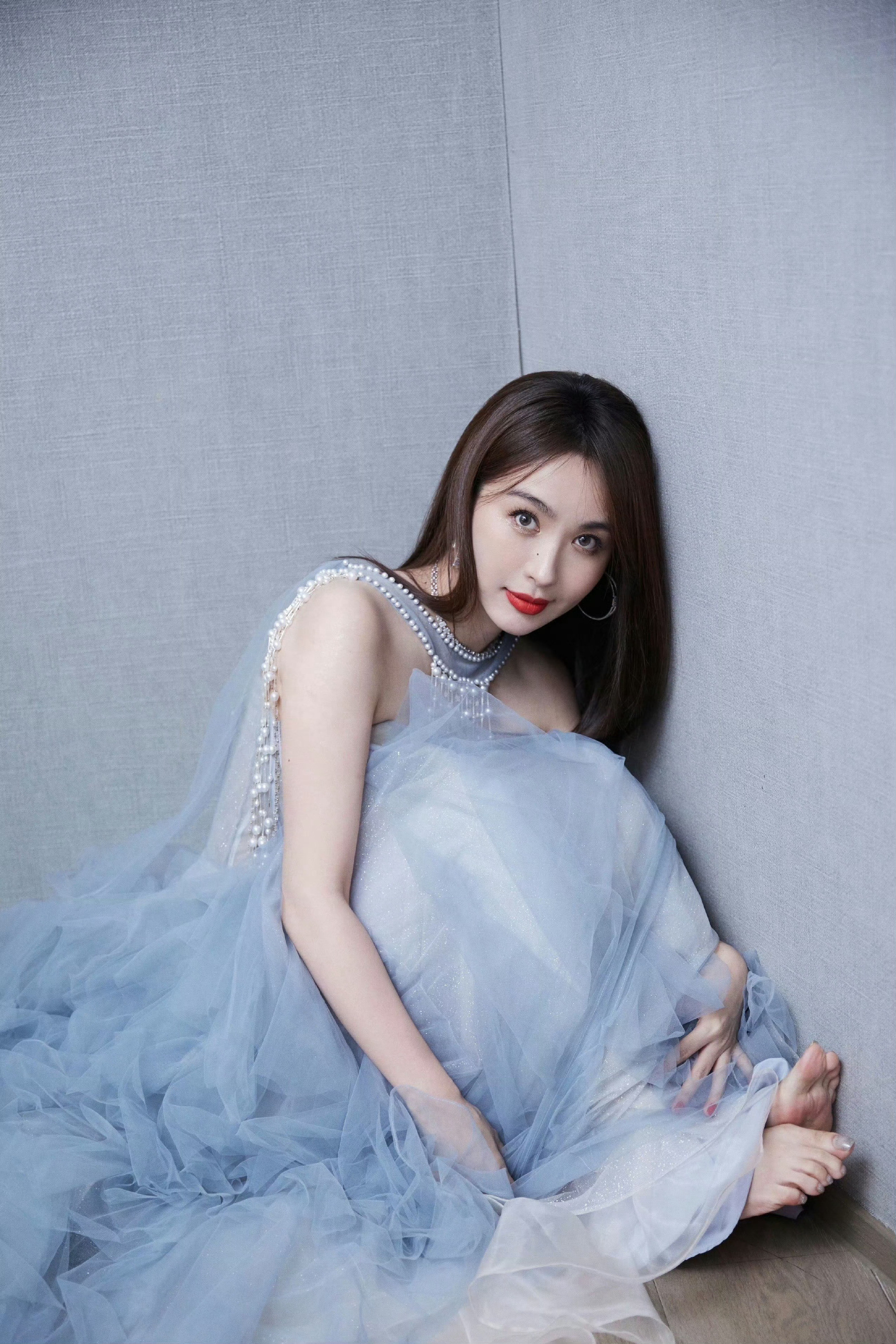 李菲儿纱裙穿搭写真，好经典的一套穿搭。李菲儿