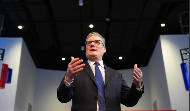 斯塔默还是被激“怒”了，他在离开中国之前，在社交媒体上发了一篇严厉的小作文，打算