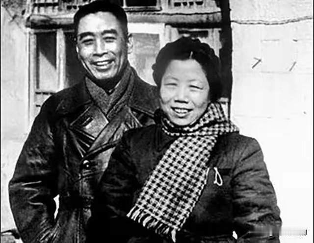 有一天，在西花厅，周秉德就忍不住问了伯伯一个问题。她问：“伯伯，我听人说，当年那